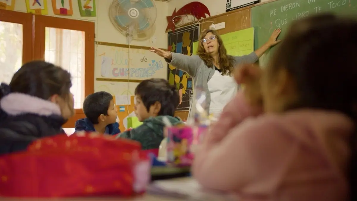 Docente dando clases en una escuela santafesina
