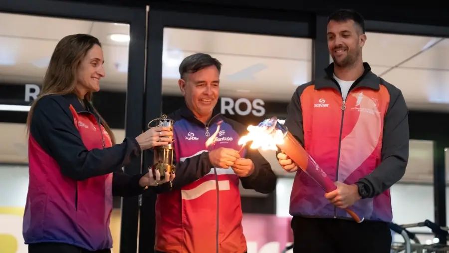 Atletas santafesinos junto a la Antorcha Suramericana en la provincia de Santa Fe