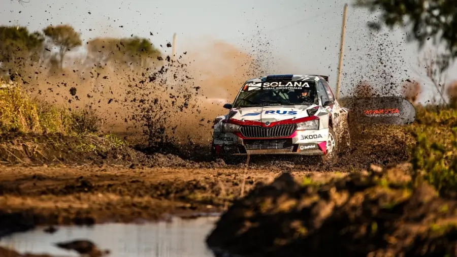 Auto de competición recorriendo los caminos rurales del norte santafesino durante una prueba especial del Rally del Jaaukanigás 2026.