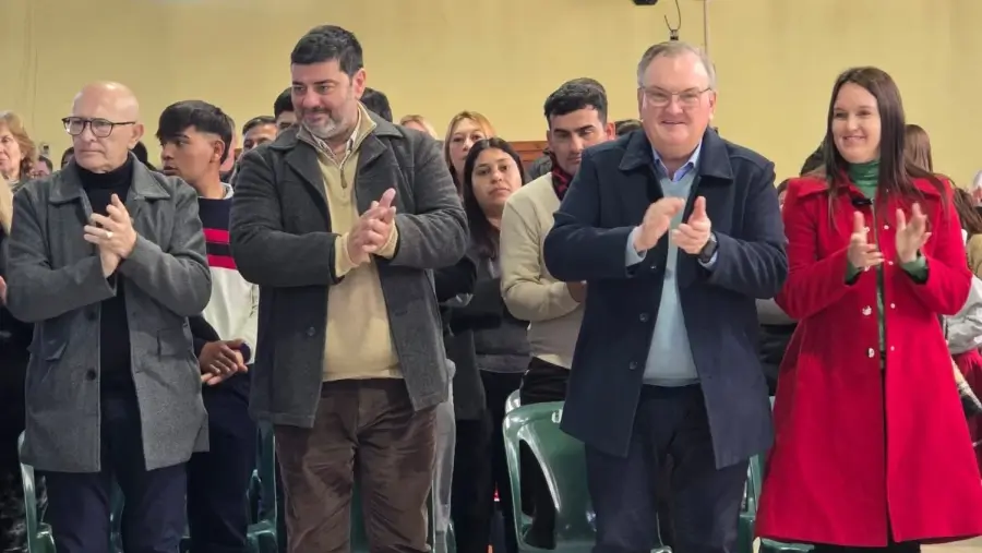 Autoridades presentes en el acto por el aniversario de Ambrosetti