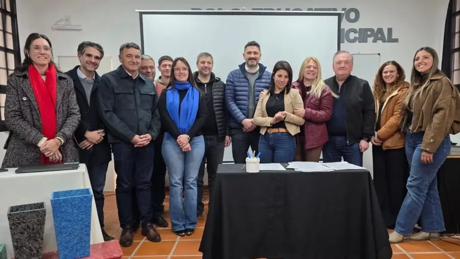 Autoridades provinciales y locales tras la firma del convenio para la gestión de residuos en San Cristóbal