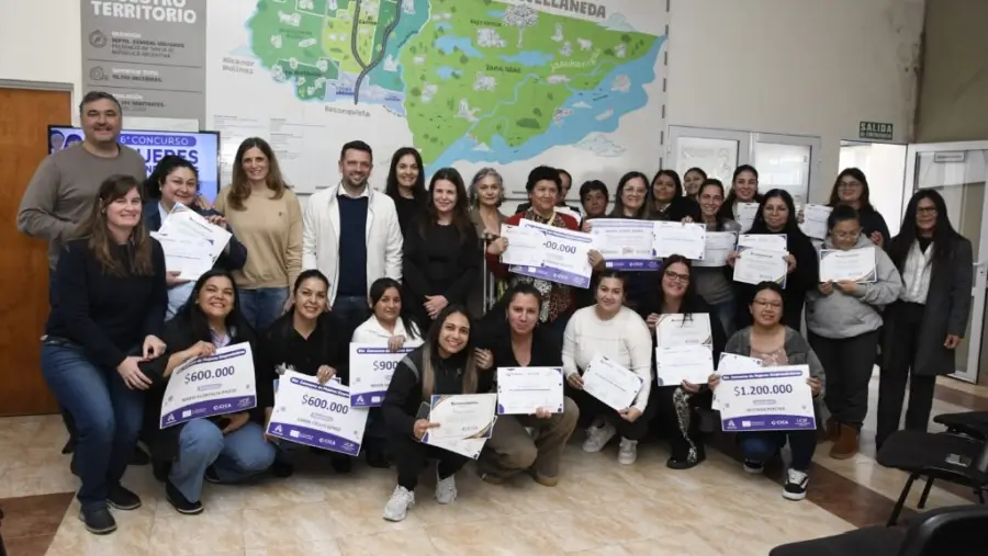 Entrega de certificados y premios a las participantes del 6to Concurso de Mujeres Emprendedoras en Avellaneda
