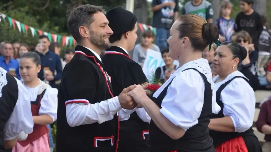 Presentación de bailes tradicionales durante la Fiesta Provincial Suiza.