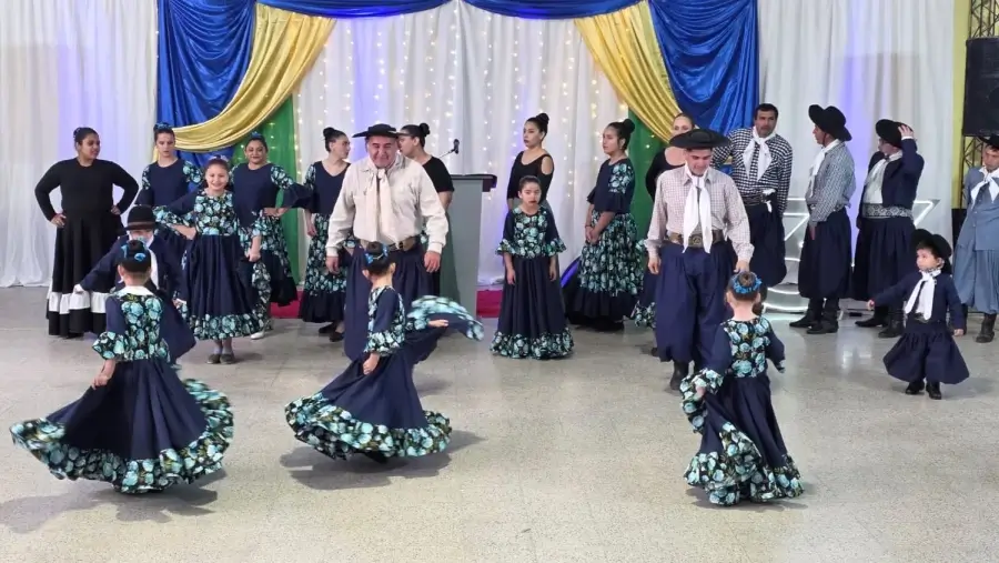 Bailes típicos durante los festejos por el aniversario de Ambrosetti