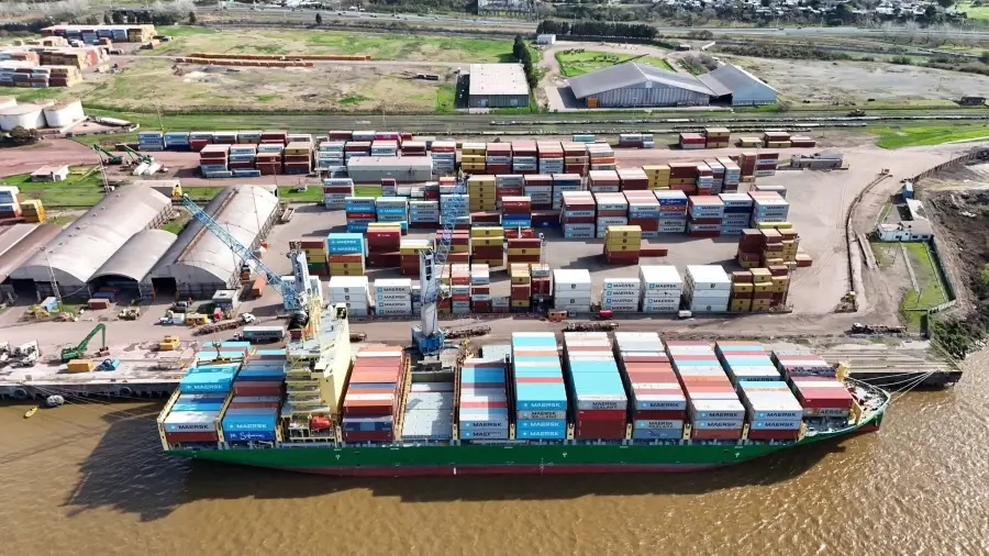 Buque cargando granos en un puerto de Santa Fe, reflejando la actividad exportadora y el aporte del comercio exterior a la economía provincial.