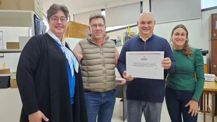 Rodrigo Borla entrega fondos FANI a directivos de una institución educativa de San Justo