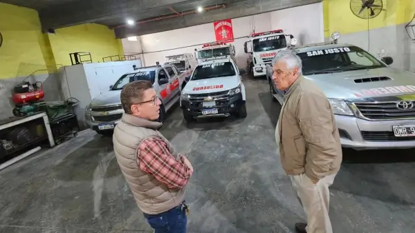 Rodrigo Borla recorre el cuartel de Bomberos Voluntarios de San Justo
