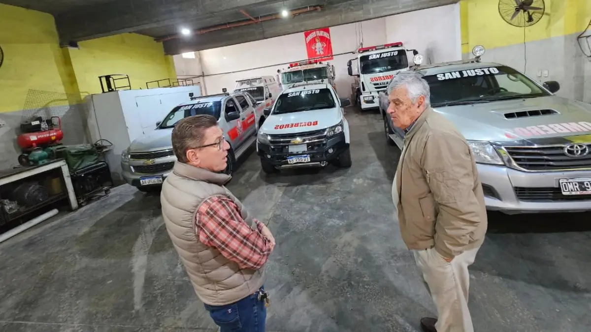 Rodrigo Borla recorre el cuartel de Bomberos Voluntarios de San Justo