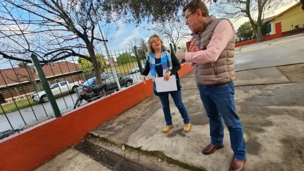 Rodrigo Borla dialoga con directivos escolares durante la entrega de aportes FANI en escuelas de San Justo.
