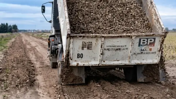 Camión descargando piedra para mejorar un camino rural de Nicanor Molinas