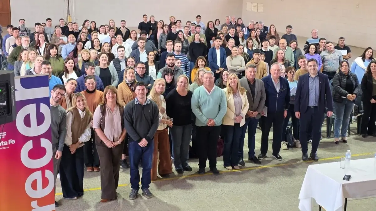 Participantes de la jornada del programa Crecer Capacita realizada en Arrufó junto a autoridades provinciales y locales.