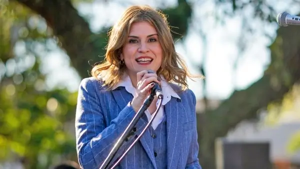 Charo Mancini durante su mensaje en el acto por los 146 años de Las Toscas