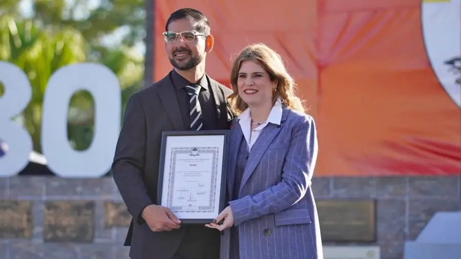 Charo Mancini entrega al intendente Iván Sánchez la declaración de interés por los 146 años de Las Toscas