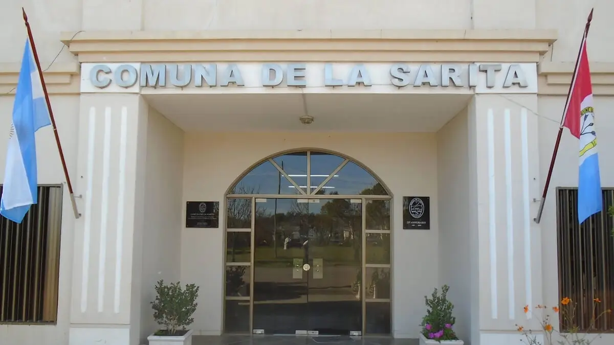 Edificio de la Comuna de La Sarita donde se realiza la Licitación Pública 03/2026 para la venta de vehículos en desuso