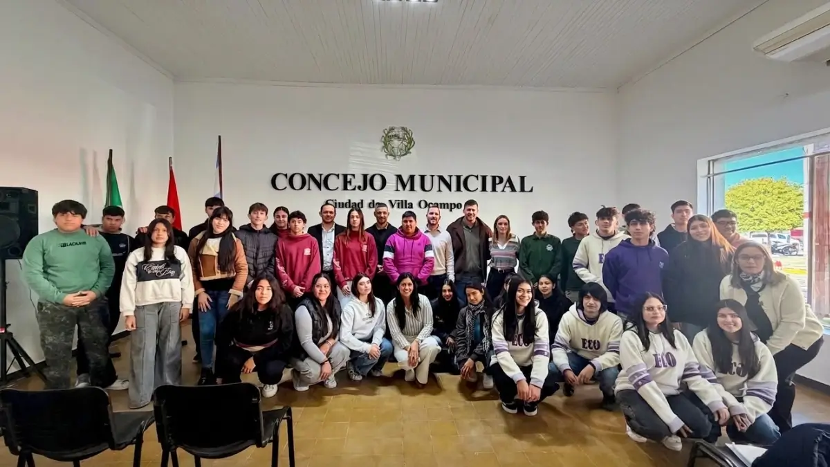 El intendente y concejales junto a los integrantes del Concejo Joven 2026 de Villa Ocampo