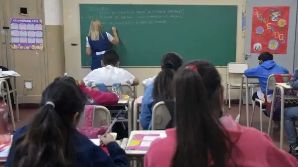 Docente dictando clases en una escuela durante una jornada educativa en Santa Fe