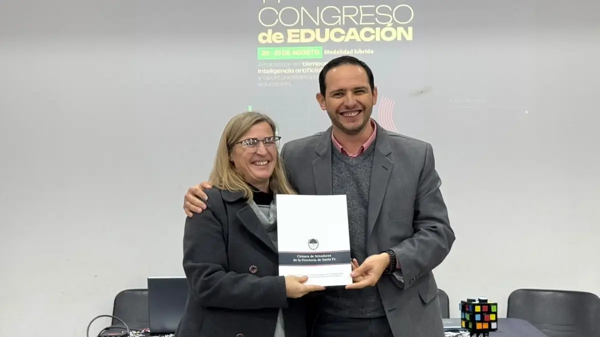 Cristian Marega junto a una organizadora durante la apertura del 14.º Congreso de Educación en Villa Ocampo