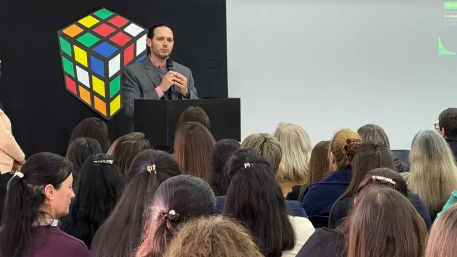 Cristian Marega durante su mensaje en la apertura del Congreso de Educación de Villa Ocampo