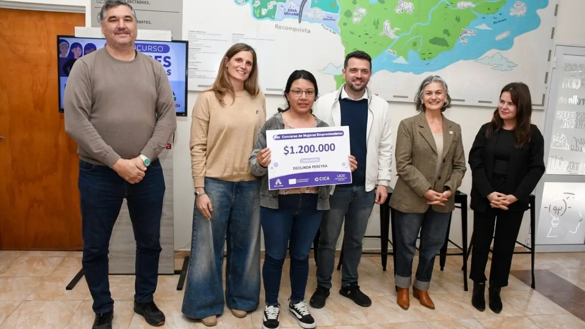 Deolinda Pereyra recibe el premio por su emprendimiento Por Ellas Carteras en Avellaneda