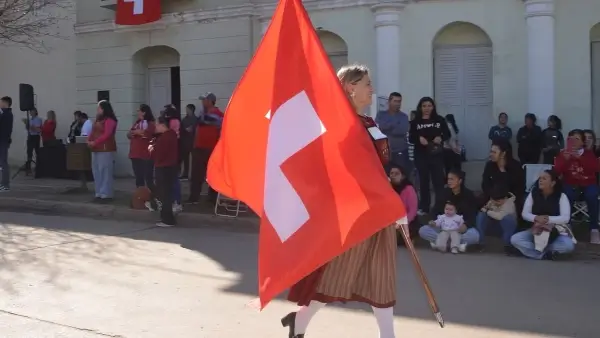 Desfile de instituciones durante la Fiesta Provincial Suiza en la Plaza San Martín.