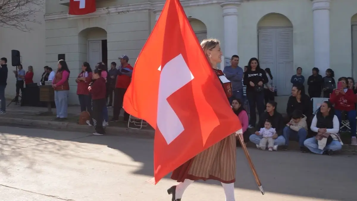 Desfile de instituciones durante la Fiesta Provincial Suiza en la Plaza San Martín.