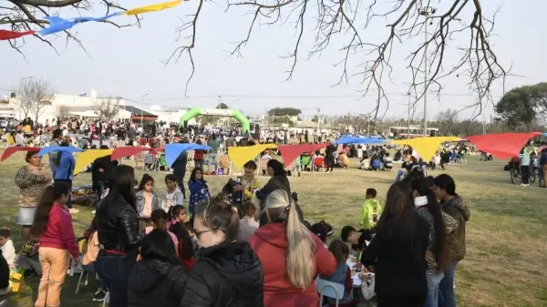 Familias participando de la fiesta del Día del Niño 2025 en el Paseo América de Avellaneda