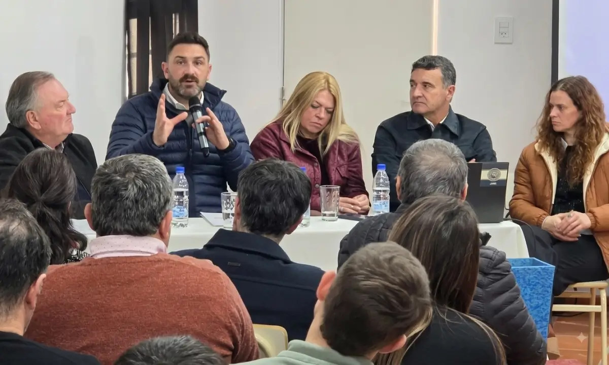 Ministro Enrique Estévez y senador Felipe Michlig durante la firma del convenio GIRSU en Ceres
