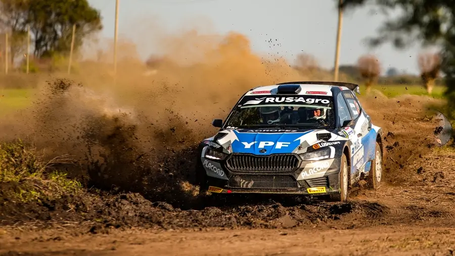 Federico Villagra conduce su Skoda durante el tramo Campo Leonhardt - La Lola, correspondiente a la primera etapa del Rally del Jaaukanigás 2026 en el norte santafesino.