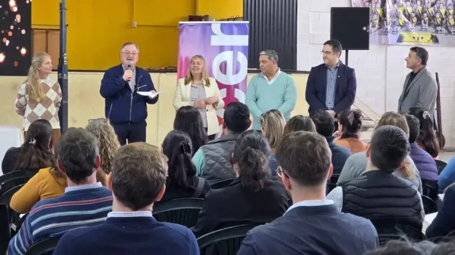 Felipe Michlig durante su discurso en la jornada del programa Crecer Capacita realizada en Arrufó ante autoridades y representantes de municipios y comunas.