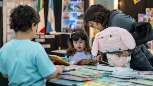 Niños recorriendo la Feria del Libro de Vera durante la edición 2025