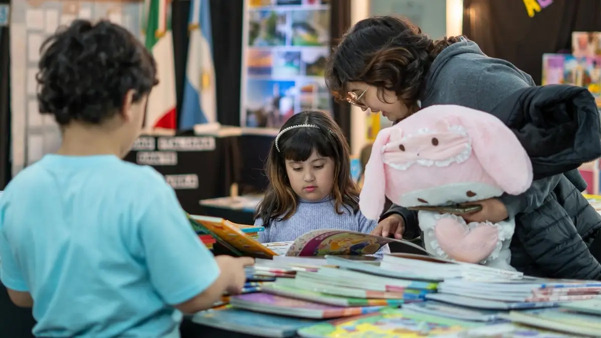 Niños recorriendo la Feria del Libro de Vera durante la edición 2025