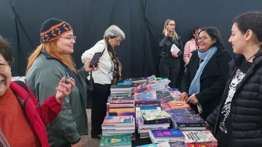 Personas recorriendo la Feria del Libro de Vera en una edición anterior