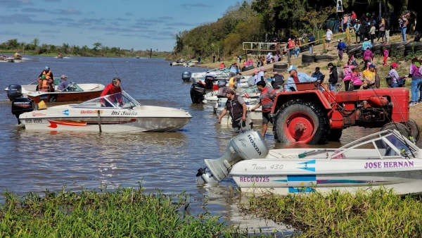 Concurso de pesca embarcada para mujeres en Villa Ocampo
