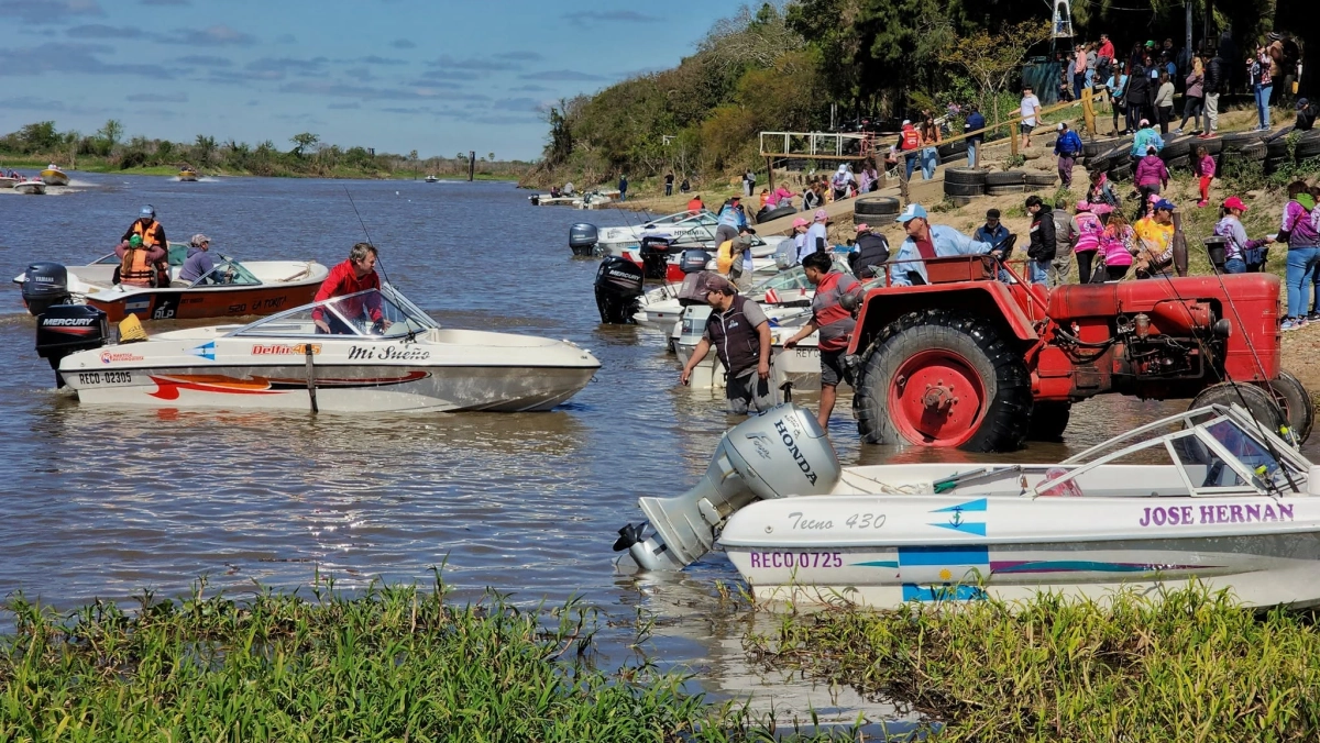 Concurso de pesca embarcada para mujeres en Villa Ocampo