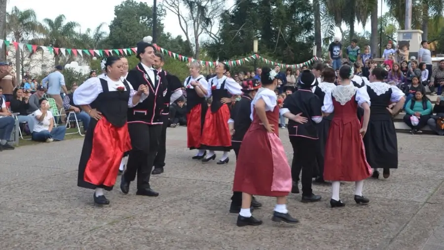 Baile típico durante la fiesta realizada en la Plaza San Martín