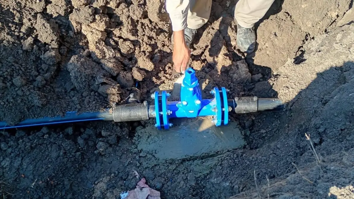 Instalación de nuevas cañerías para renovar la red de agua potable de Florencia