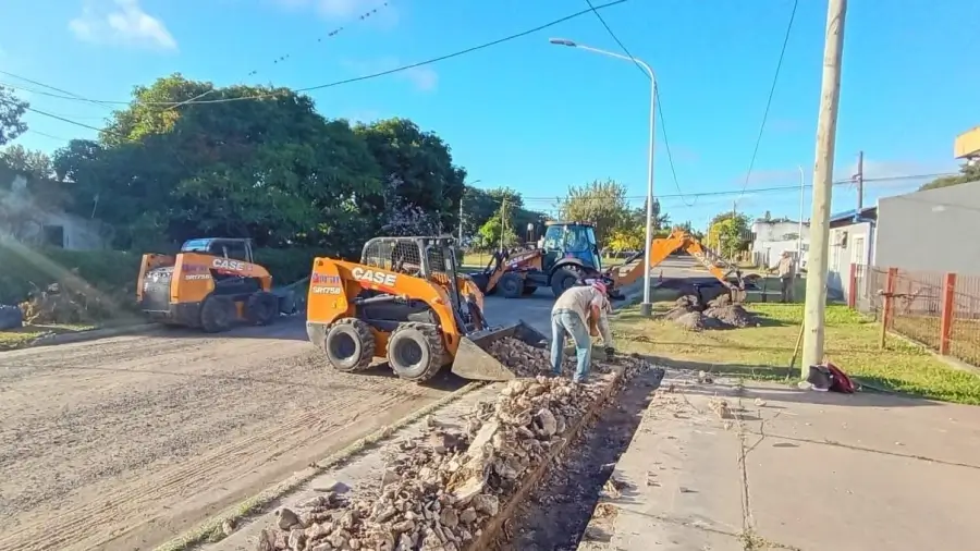 Operarios trabajan en la renovación del sistema de agua potable de Florencia