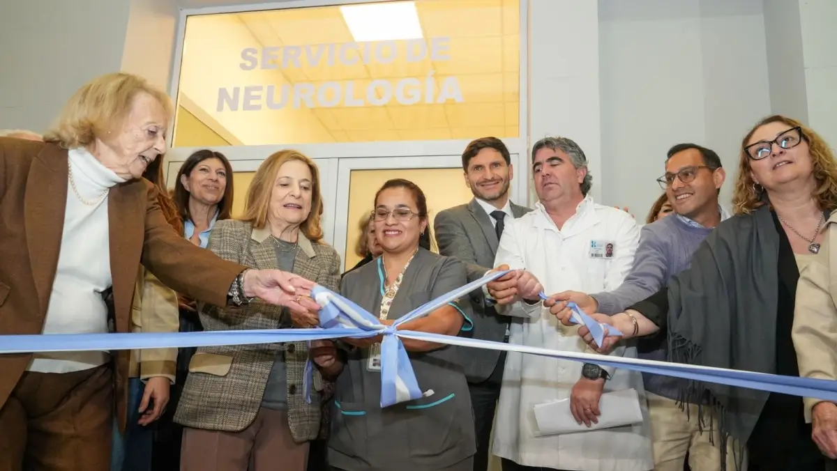 Corte de cintas durante la inauguración de la nueva Sala de Neurología del Hospital Cullen en Santa Fe.