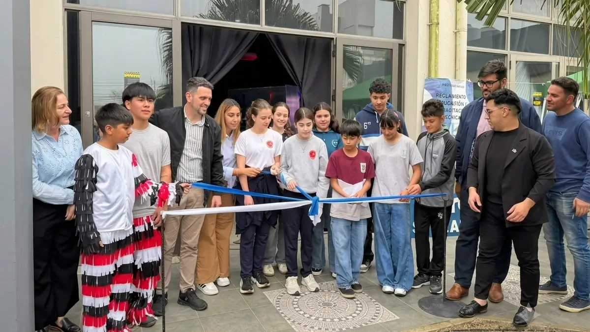 El intendente Gonzalo Braidot inaugura la muestra "Yo Elijo" junto a autoridades durante el corte de cintas en el Círculo Católico de Obreros de Avellaneda.