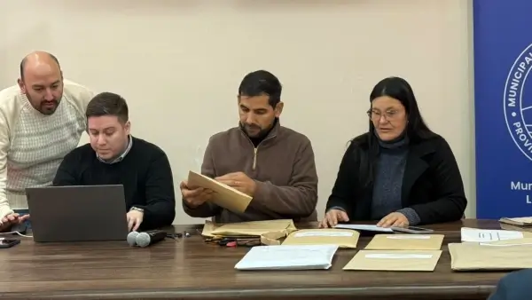 Intendente Iván Gastón Sánchez durante la apertura de ofertas para nuevos equipos municipales en Las Toscas