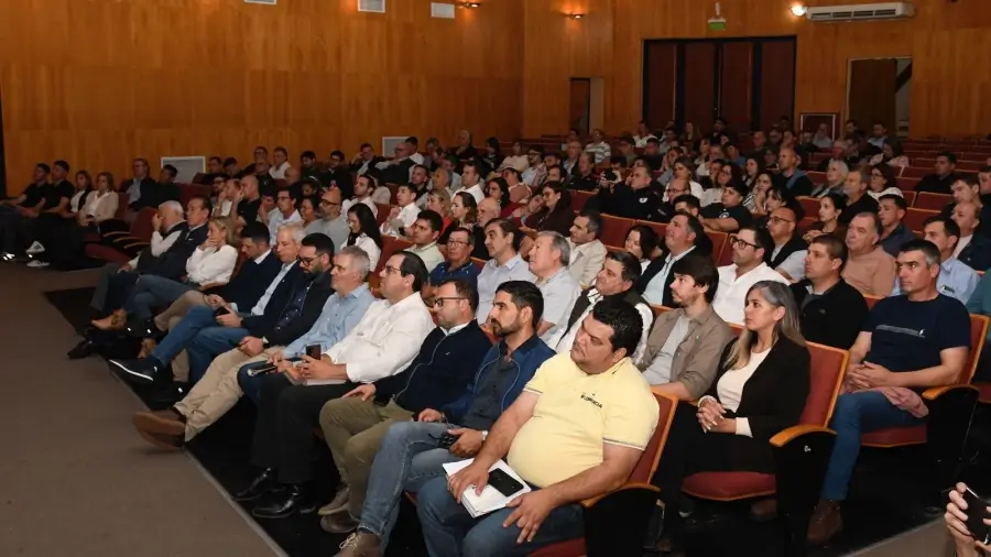Vista general de autoridades y representantes de municipios durante la jornada regional realizada en Avellaneda.