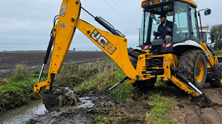 Retroexcavadora realizando trabajos de limpieza de un desagüe en La Sarita para mejorar el escurrimiento del agua.