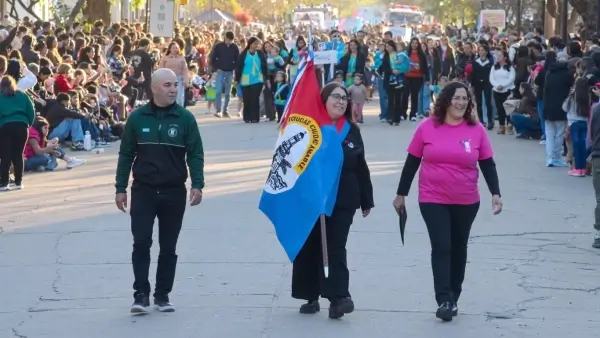 Abanderados de Las Toscas portan la bandera de la ciudad durante el desfile por el 146° aniversario