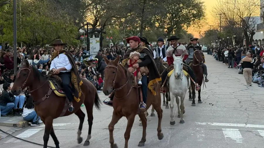 Agrupaciones tradicionalistas participan del desfile por el aniversario de Las Toscas