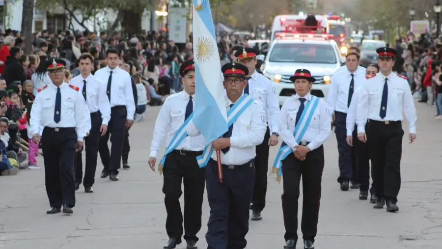 Bomberos voluntarios desfilan durante los festejos por los 146 años de Las Toscas