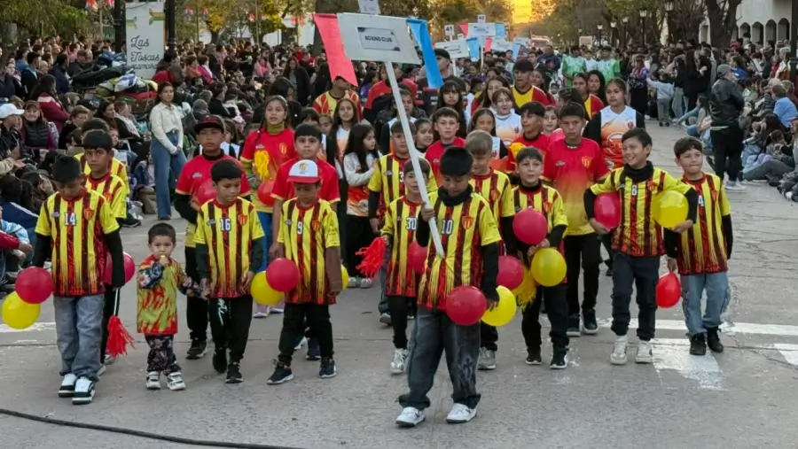 Jóvenes del Boxing Club participan del desfile por el 146° aniversario de Las Toscas