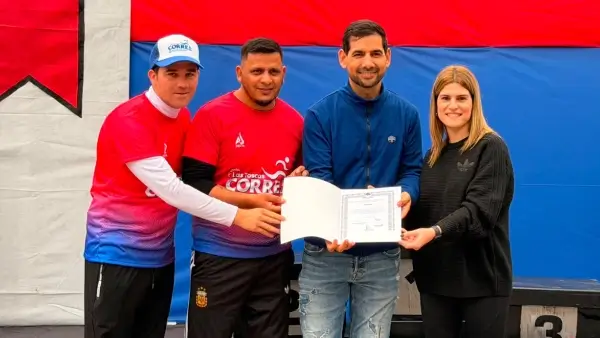Charo Mancini entrega la Declaración de Interés por la 21ª edición de Las Toscas Corre