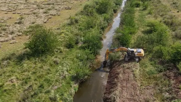 Maquinaria realiza trabajos de limpieza y recuperación de un canal en Santa Fe