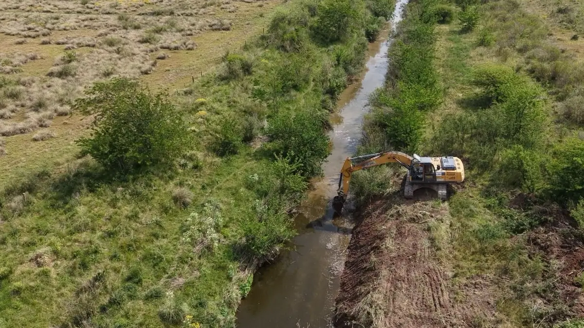 Maquinaria realiza trabajos de limpieza y recuperación de un canal en Santa Fe