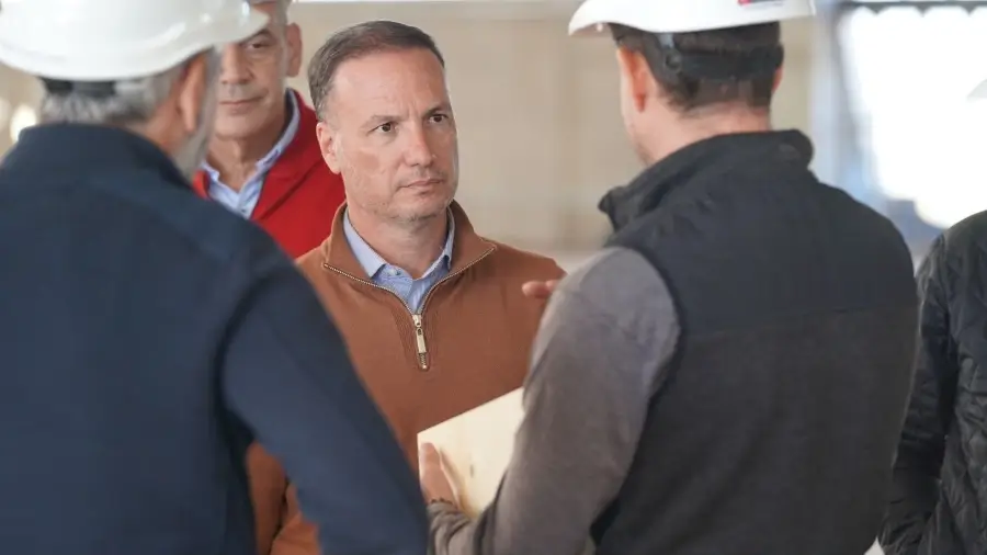 El ministro Lisandro Enrico durante una recorrida por las obras del velódromo de Rafaela.